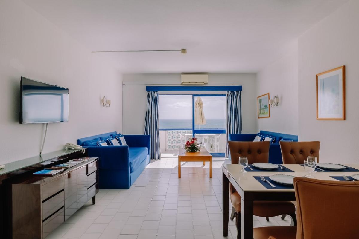 Uma televisão e/ou sistema de entretenimento em Grand Muthu Oura View Beach Club