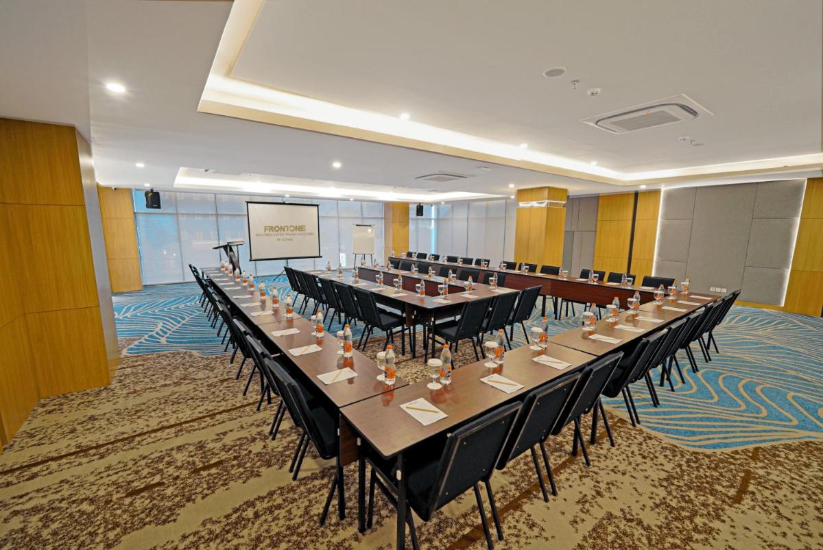 Front One Boutique Hotel Taman Anggrek - Housity