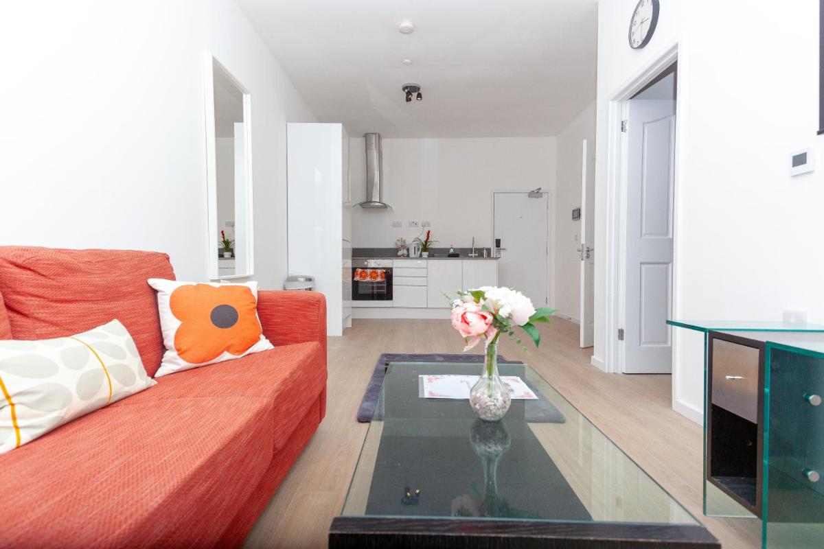 One Bedroom apartment Serviced apartment Smethwick flat 319 - Housity