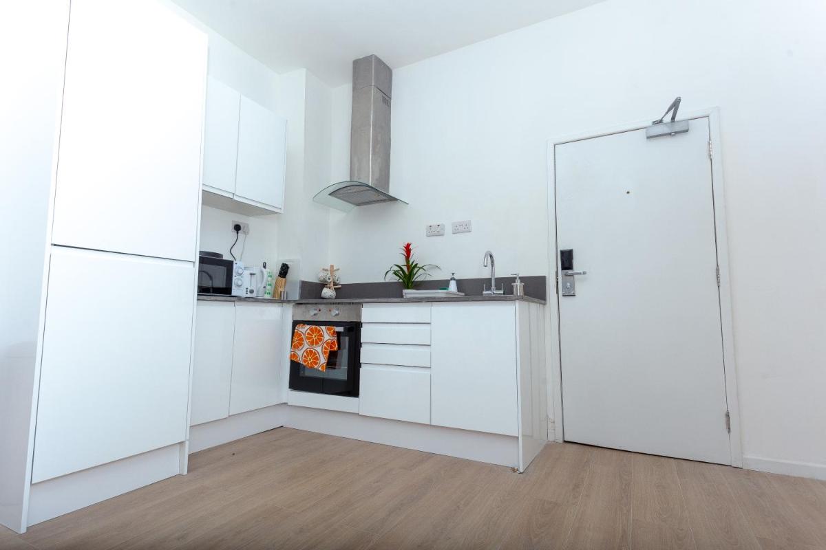 One Bedroom apartment Serviced apartment Smethwick flat 320 - Housity