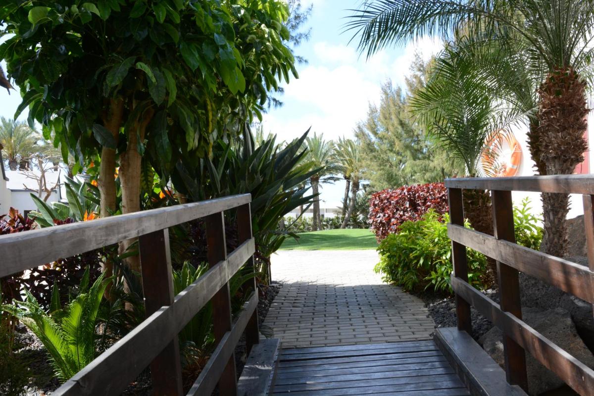 Jardín al aire libre en R2 Romantic Fantasia Suites - Adults Only