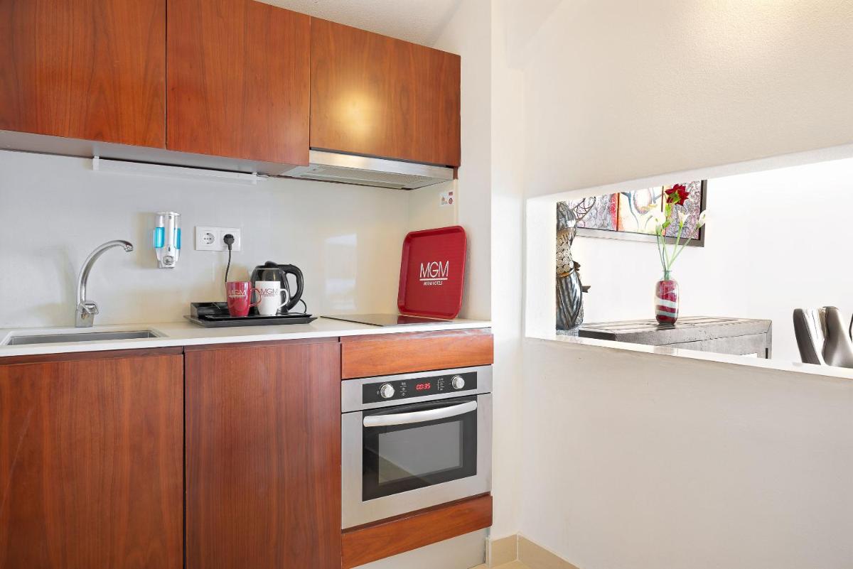 A cozinha ou kitchenette de Grand Muthu Oura View Beach Club
