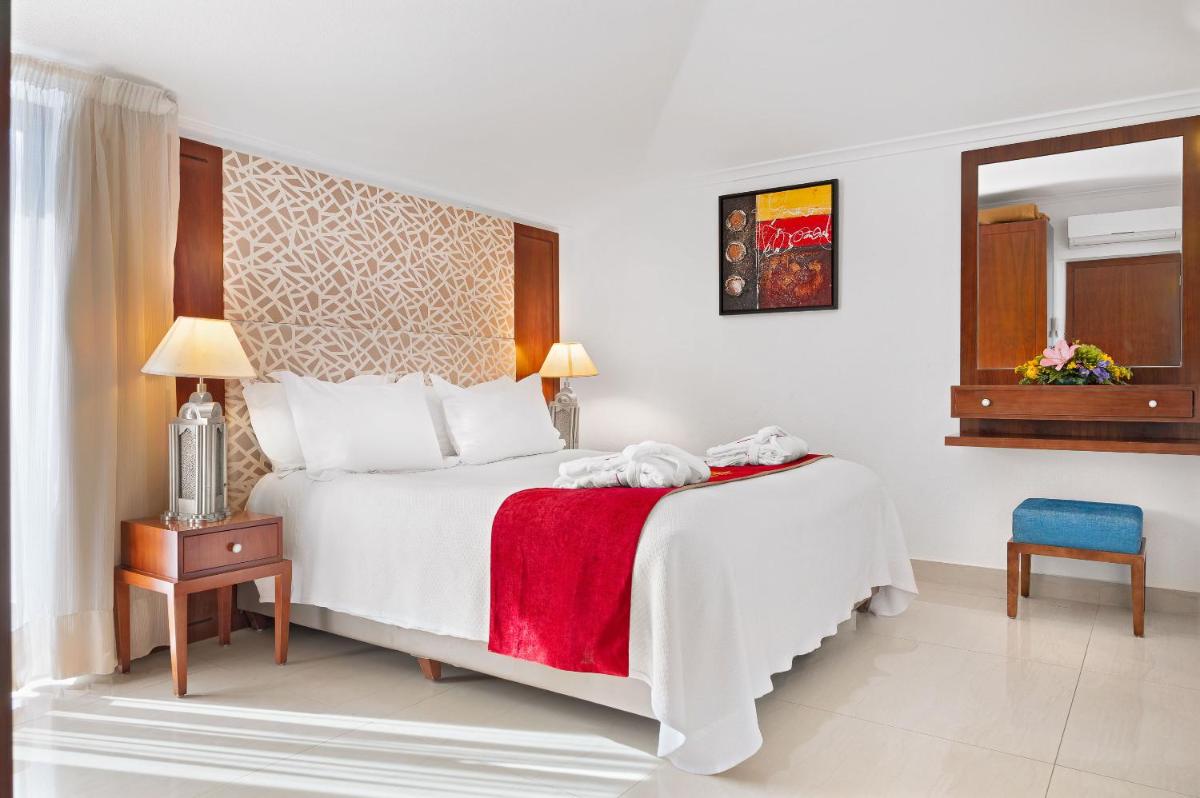 Uma cama ou camas num quarto em Grand Muthu Oura View Beach Club