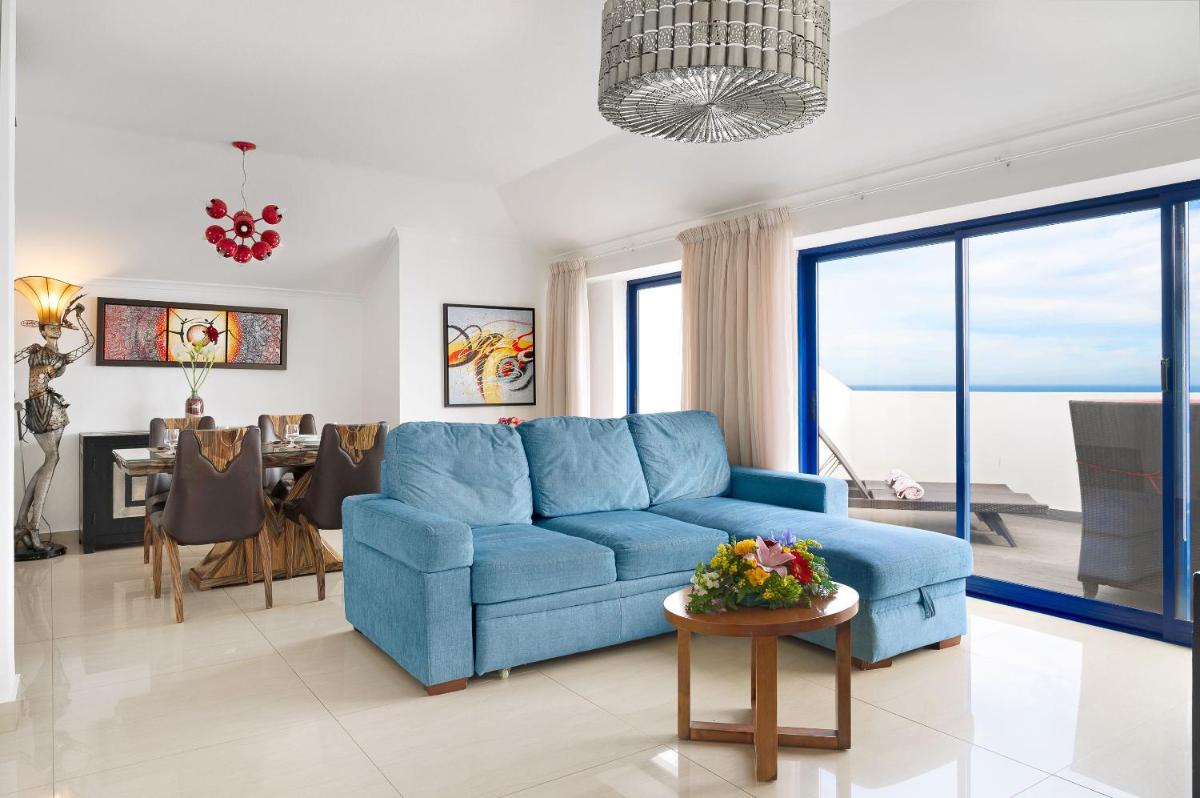 Uma área de estar em Grand Muthu Oura View Beach Club