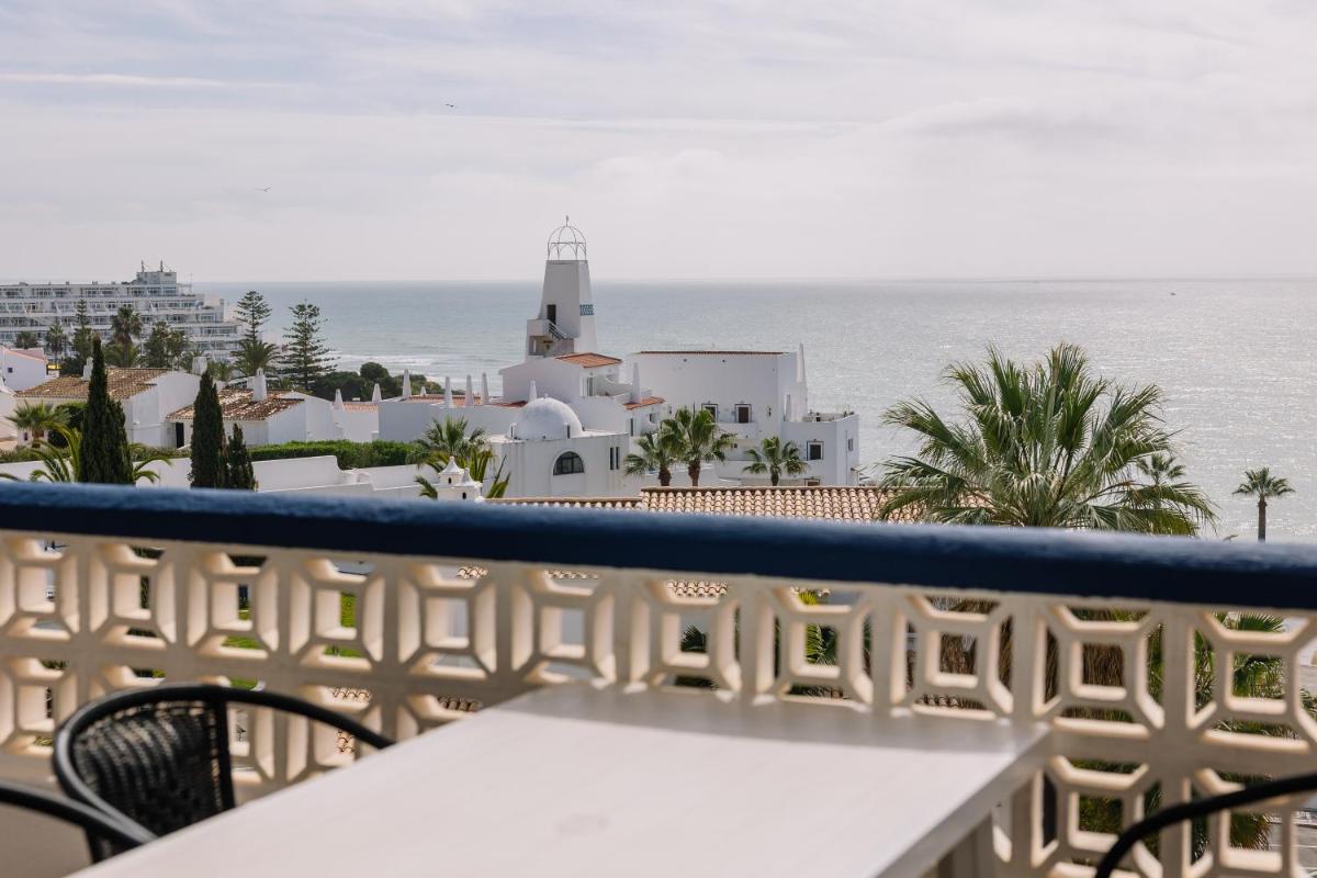 Uma vista do mar geral ou uma vista do mar a partir do aparthotel