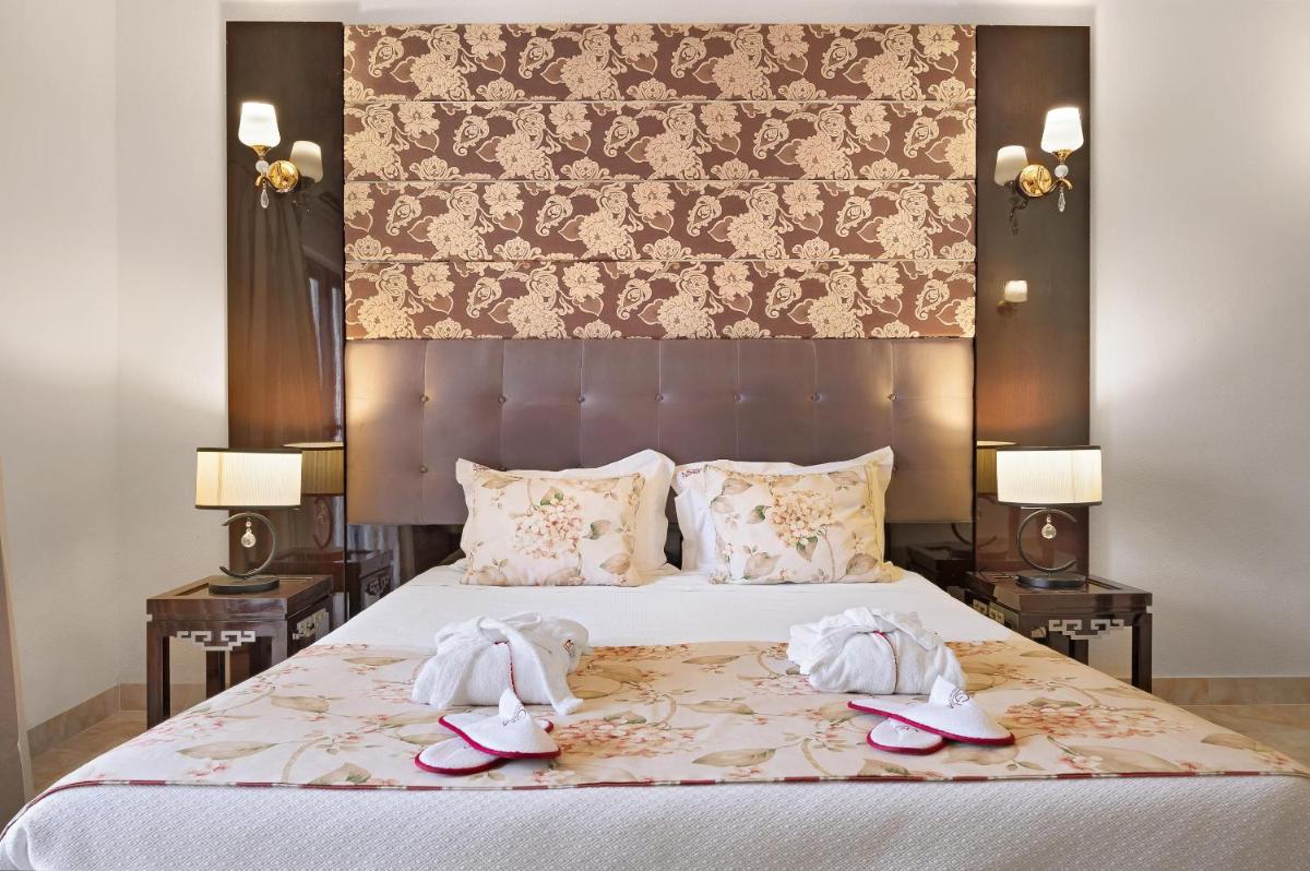 Uma cama ou camas num quarto em Grand Muthu Oura View Beach Club