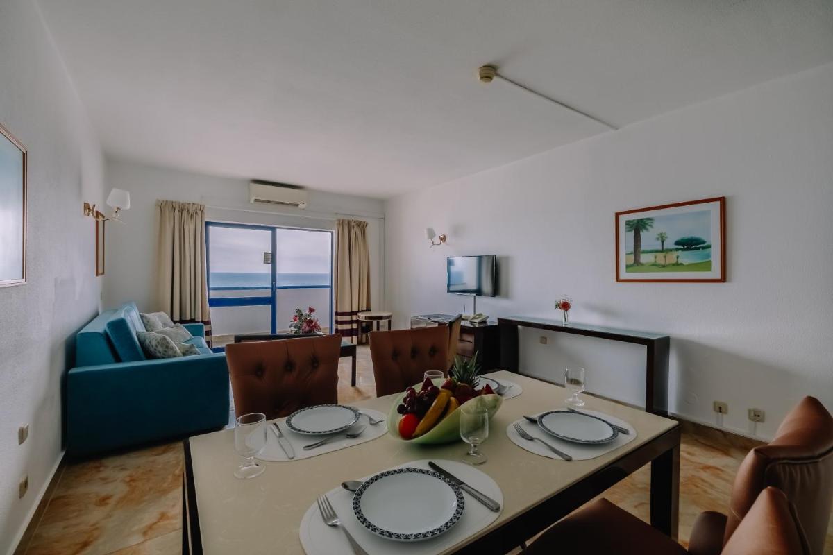 Uma área de estar em Grand Muthu Oura View Beach Club