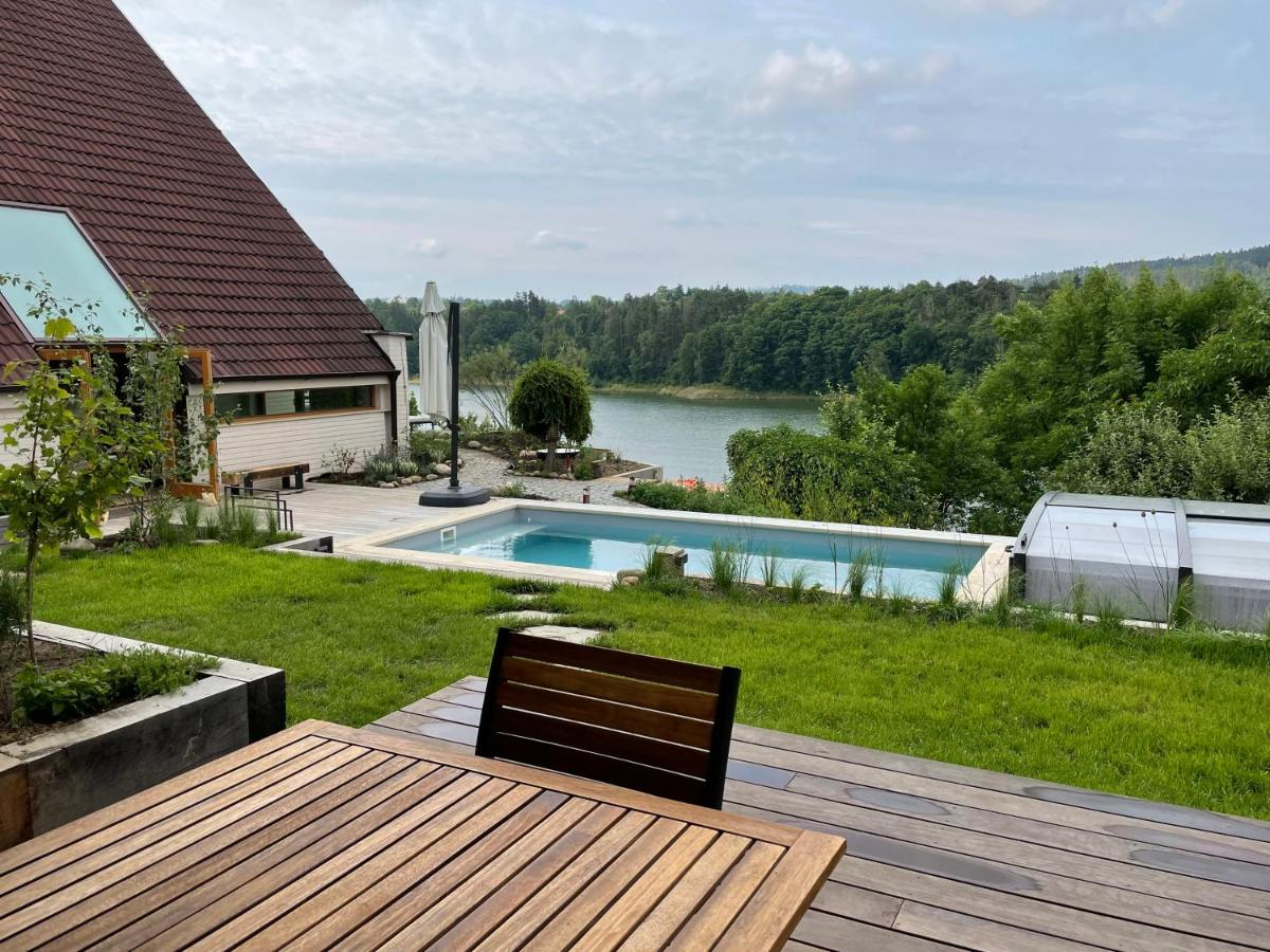 Dům nad přehradou s bazénem - Housity