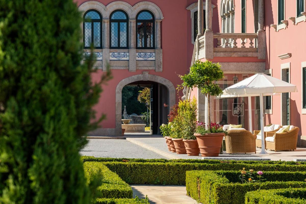 Um jardim no exterior de Solar de Vila Meã
