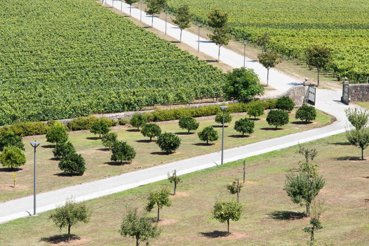 Um jardim no exterior de Solar de Vila Meã