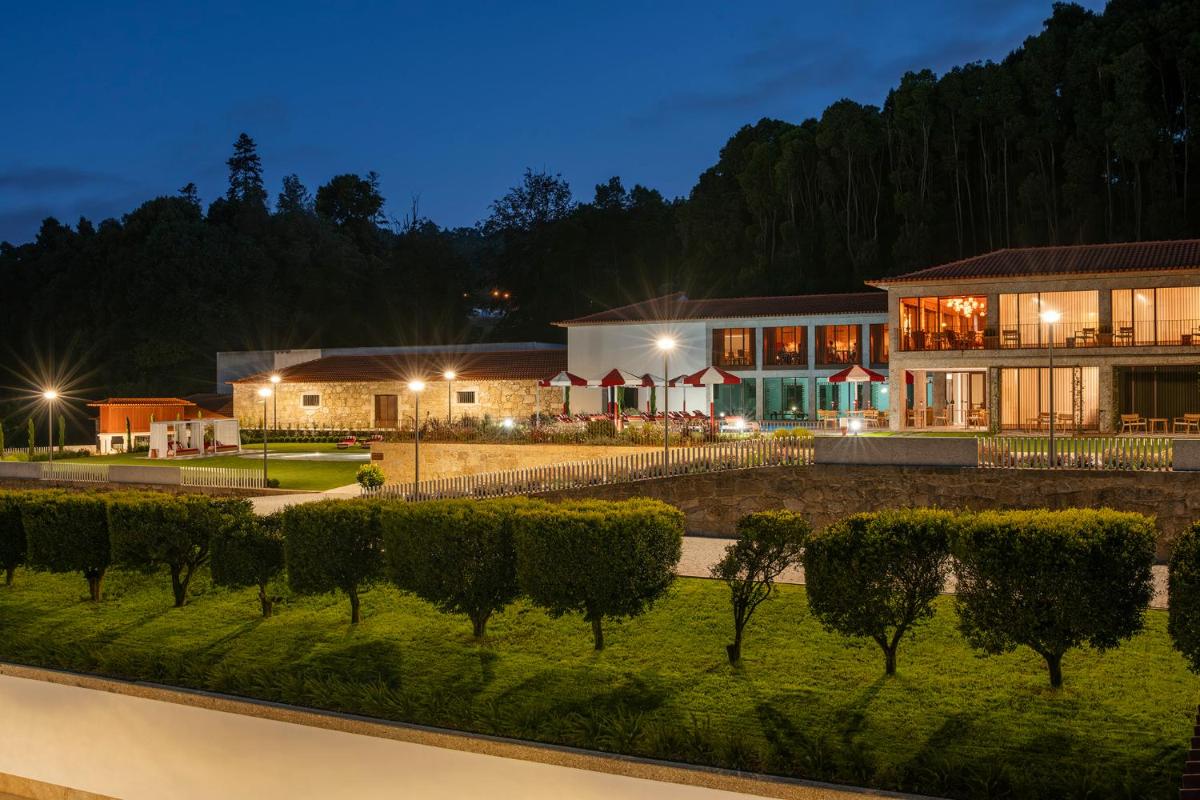 Um jardim no exterior de Solar de Vila Meã