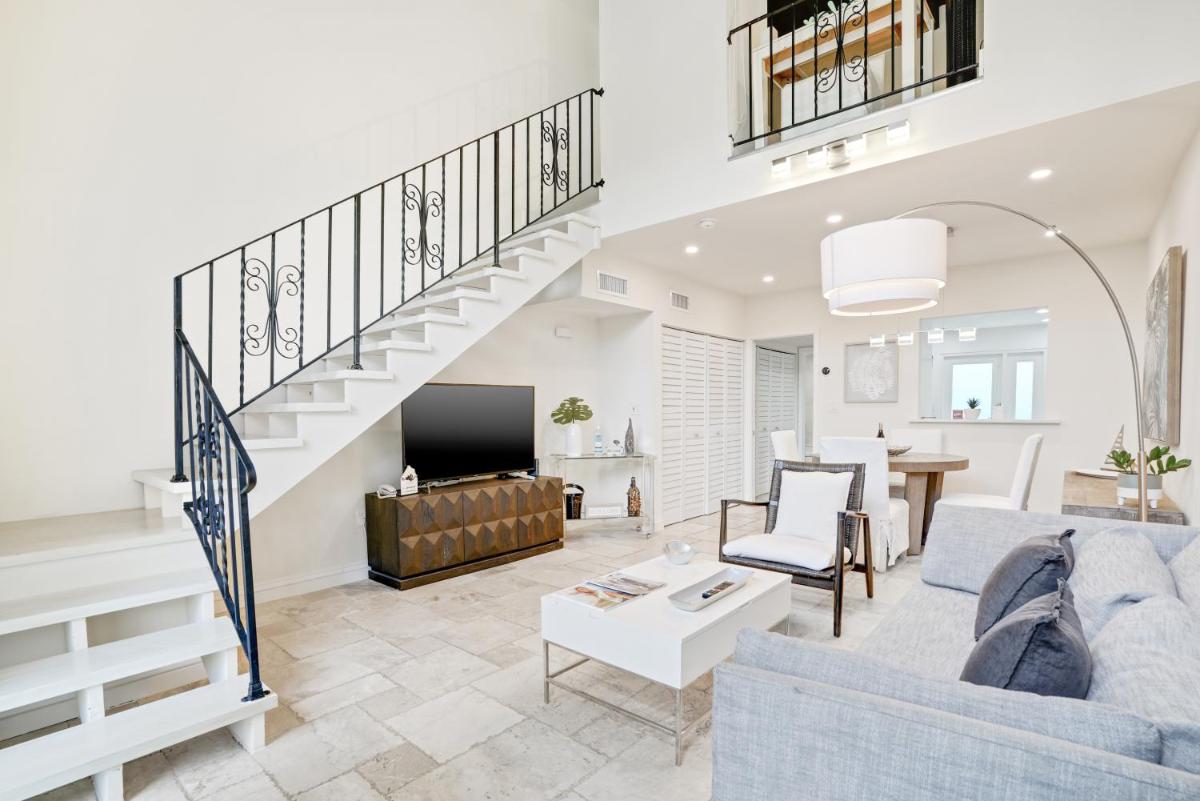 Luxury Pool Villa at St. James UNIT E, Pet Friendly - Housity