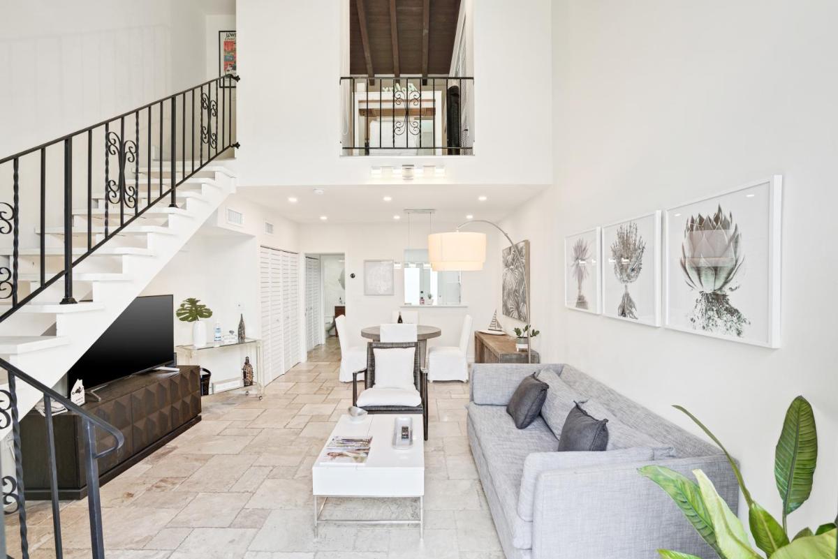 Luxury Pool Villa at St. James UNIT E, Pet Friendly - Housity