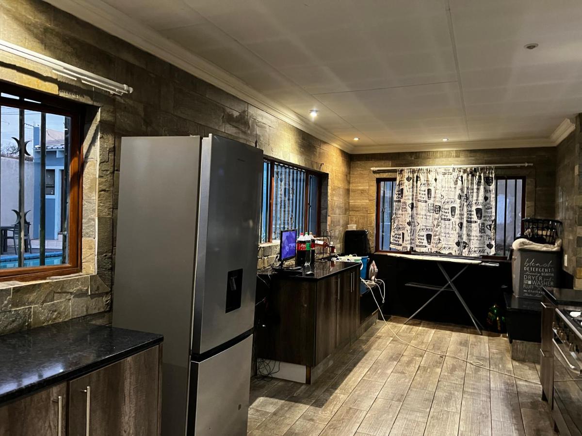 Phindulo Bed and Breakfast - No Loadshedding, Smart TVs & unlimited free fibre wifi - Housity