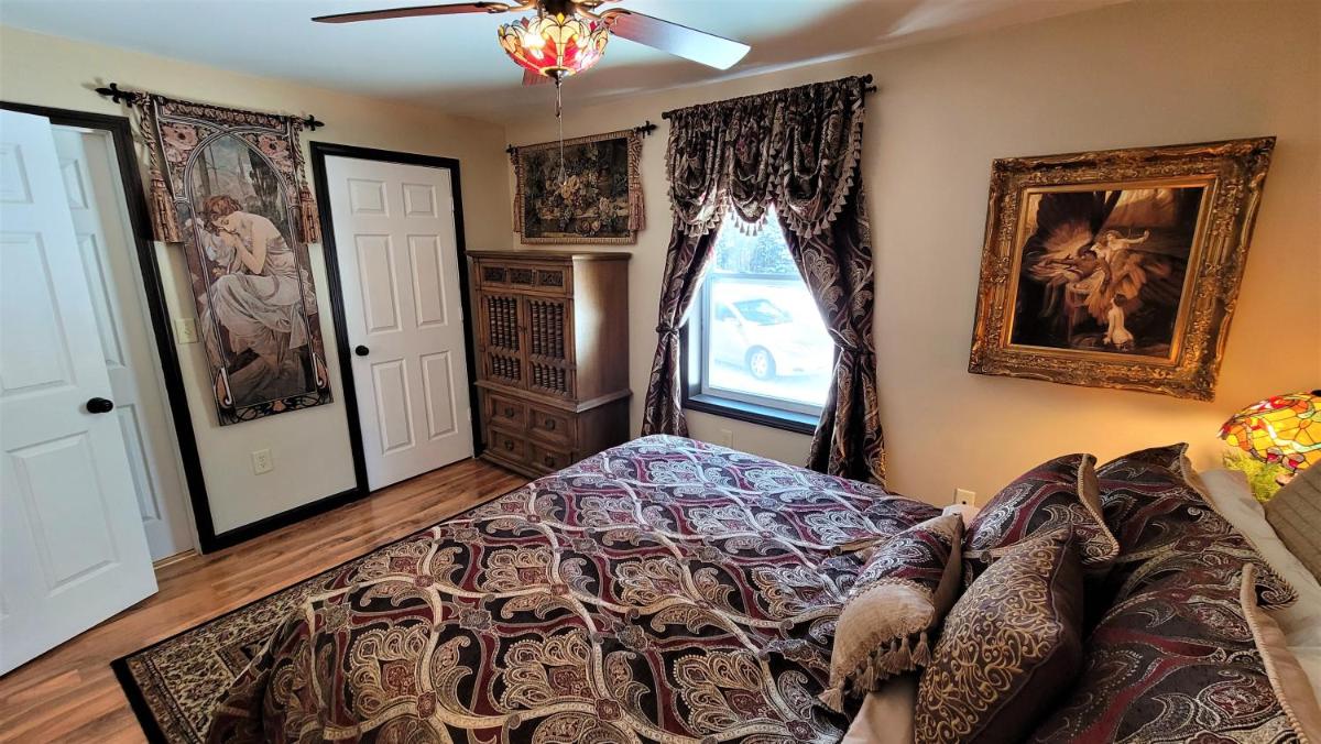 The Sovereign Suite - Cozy And Convenient With Home Theater - Housity