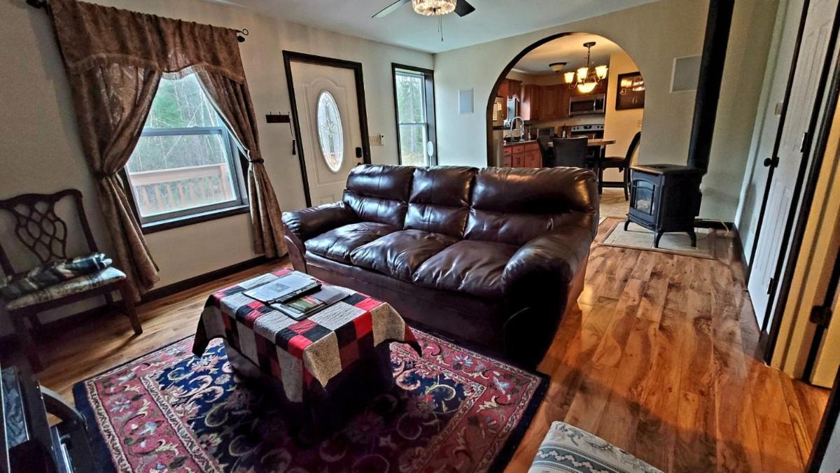 The Sovereign Suite - Cozy And Convenient With Home Theater - Housity