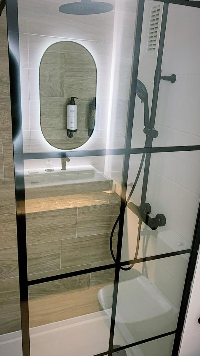 Un baño de Aparthotel Los Girasoles