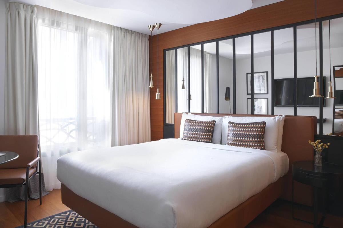 Un ou plusieurs lits dans un hébergement de l'établissement Renaissance Paris Republique Hotel & Spa