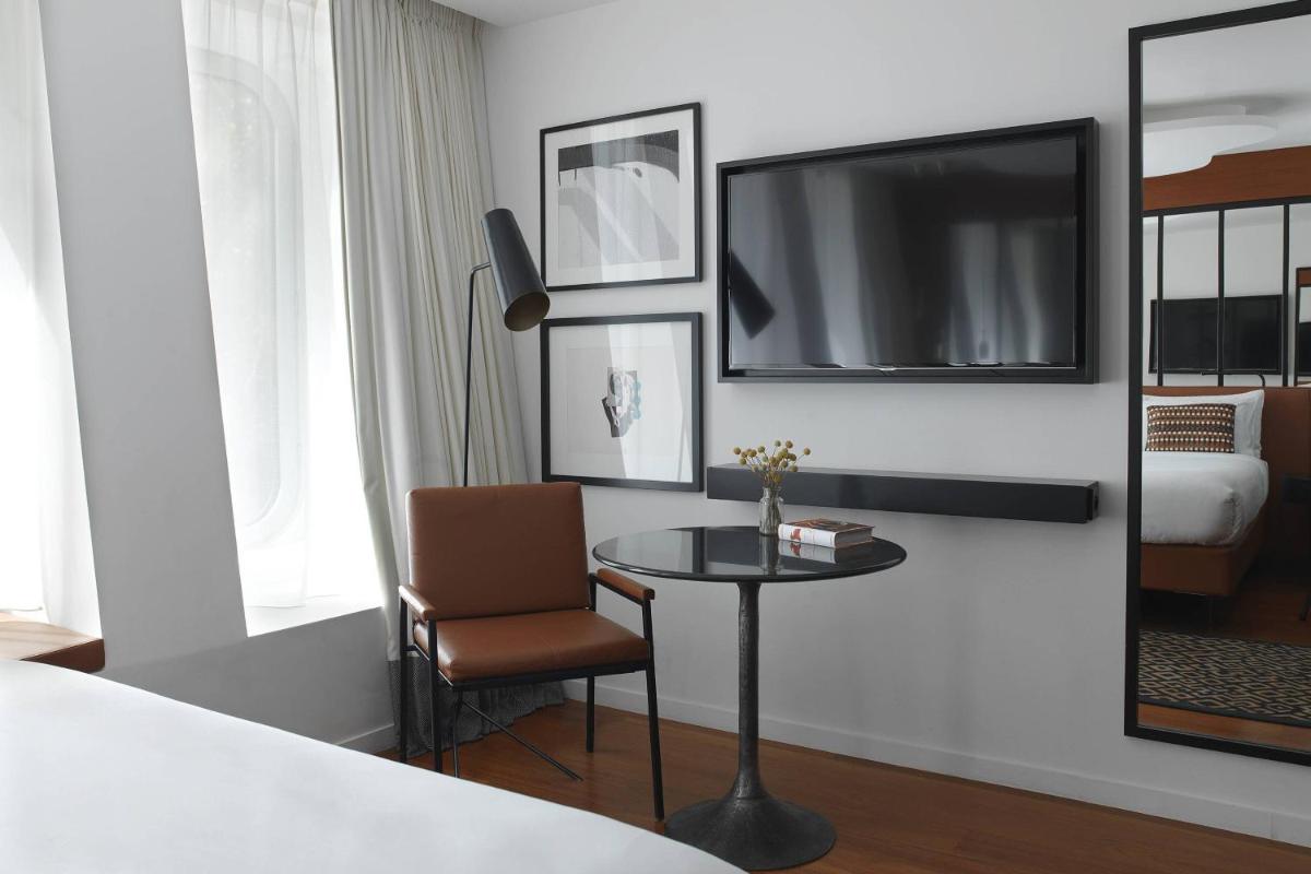Télévision ou salle de divertissement dans l'établissement Renaissance Paris Republique Hotel & Spa