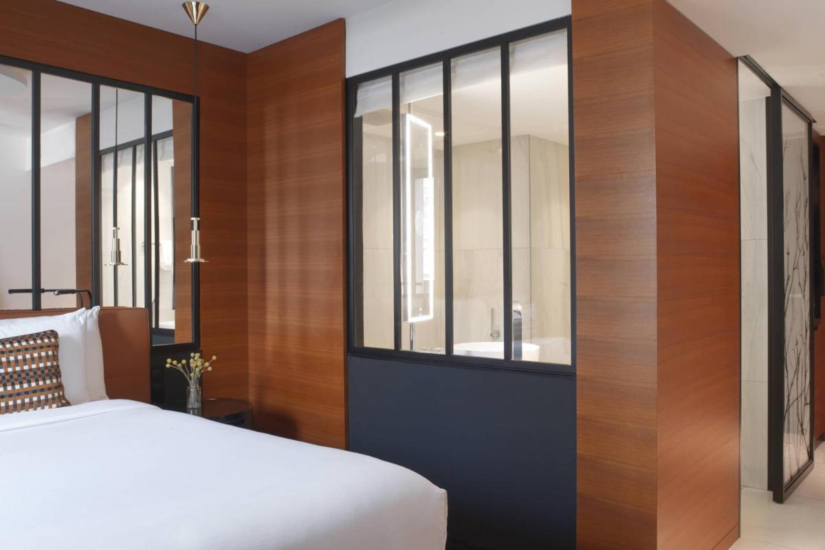 Un ou plusieurs lits dans un hébergement de l'établissement Renaissance Paris Republique Hotel & Spa