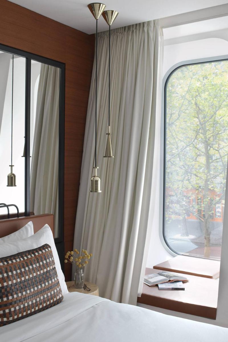 Un ou plusieurs lits dans un hébergement de l'établissement Renaissance Paris Republique Hotel & Spa