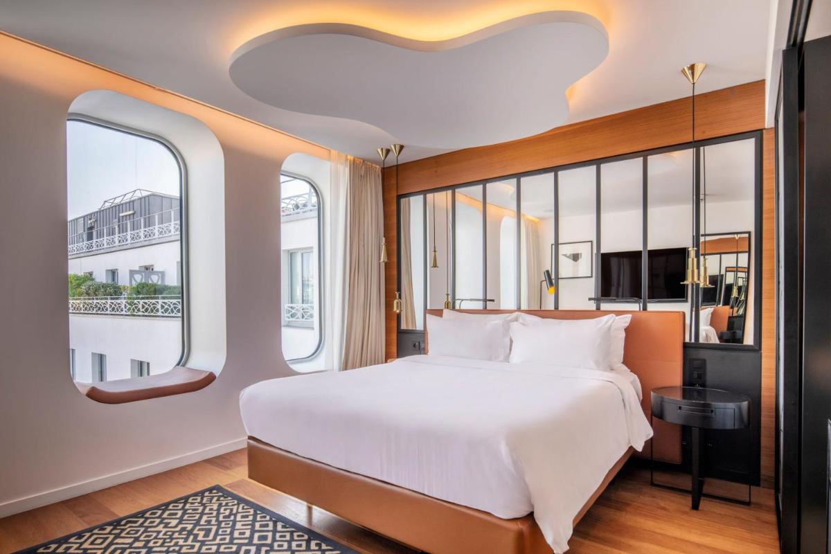 Un ou plusieurs lits dans un hébergement de l'établissement Renaissance Paris Republique Hotel & Spa