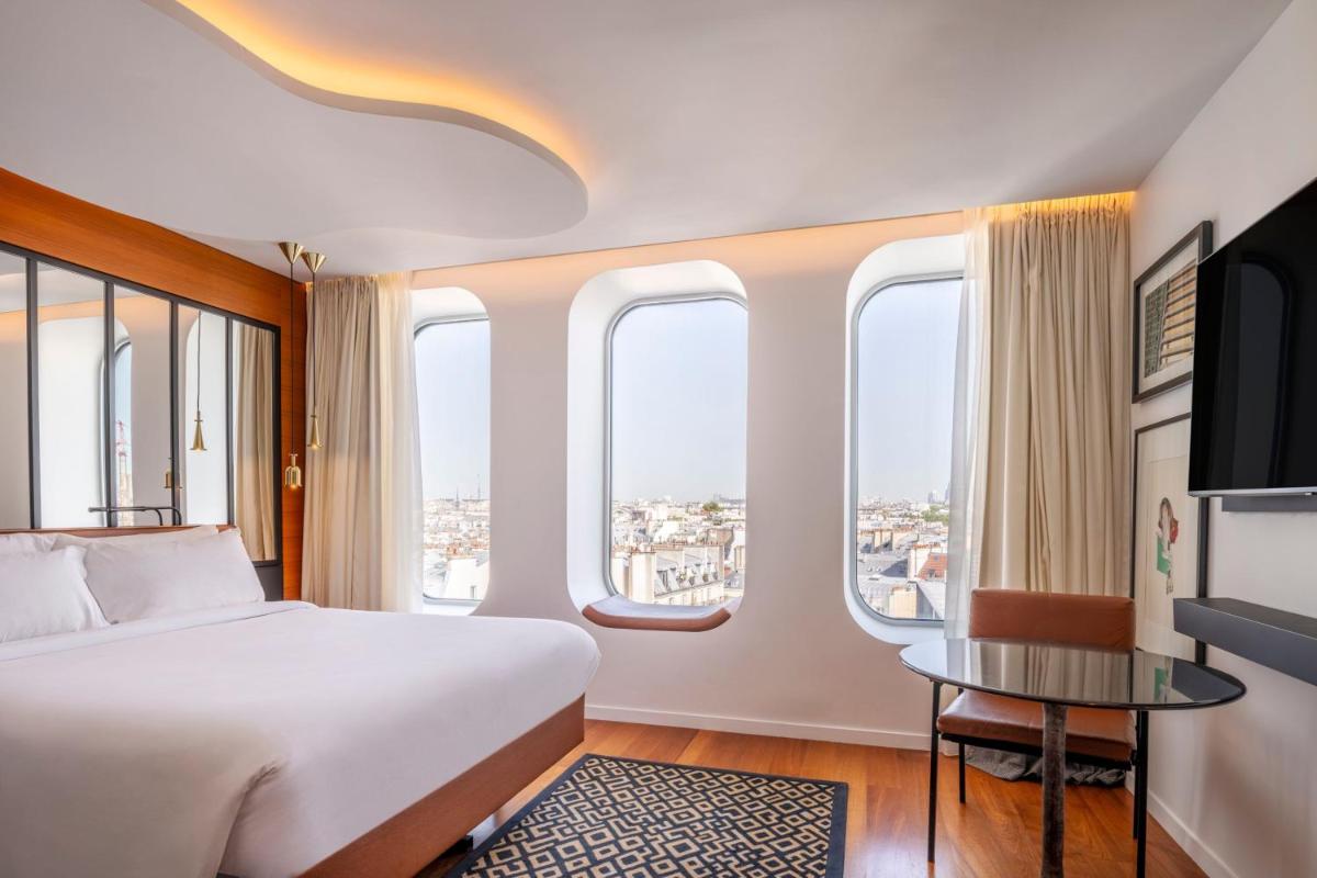 Un ou plusieurs lits dans un hébergement de l'établissement Renaissance Paris Republique Hotel & Spa