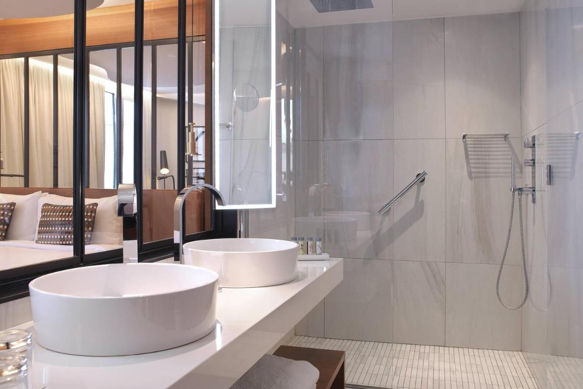 Salle de bains dans l'établissement Renaissance Paris Republique Hotel & Spa