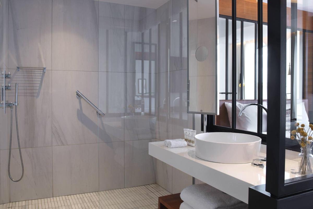 Salle de bains dans l'établissement Renaissance Paris Republique Hotel & Spa