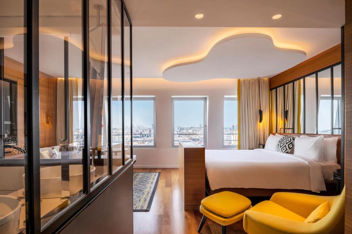une chambre d'hôtel avec un lit et une salle de bain dans l'établissement Renaissance Paris Republique Hotel & Spa, à Paris une chambre d'hôtel avec un lit et une salle de bain dans l'établissement Renaissance Paris Republique Hotel & Spa, à Paris