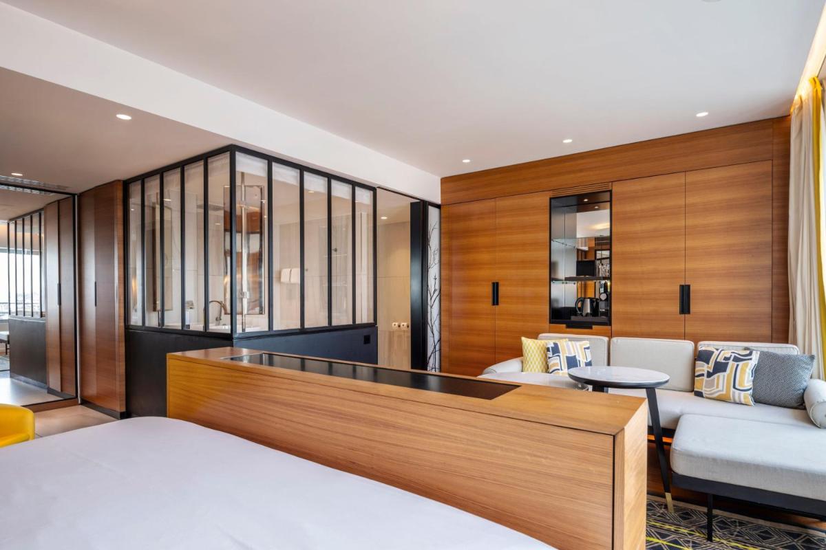 Un ou plusieurs lits dans un hébergement de l'établissement Renaissance Paris Republique Hotel & Spa