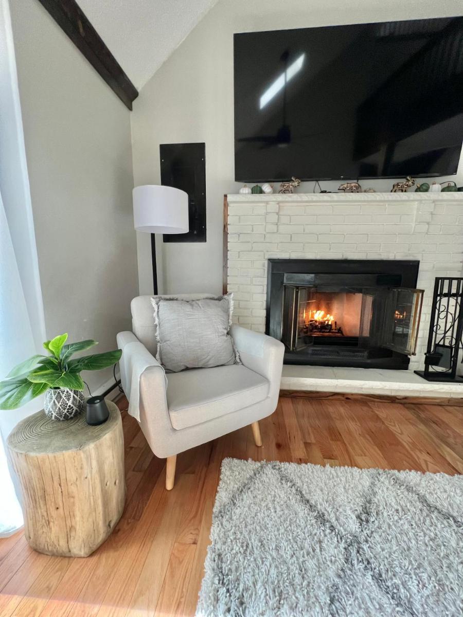 Coach Cabin- Poconos Retreat l Cozy l Sauna l Fireplace l Firepit l Gazebo BBQ - Housity