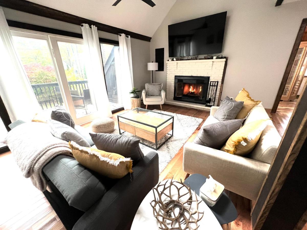 Coach Cabin- Poconos Retreat l Cozy l Sauna l Fireplace l Firepit l Gazebo BBQ - Housity