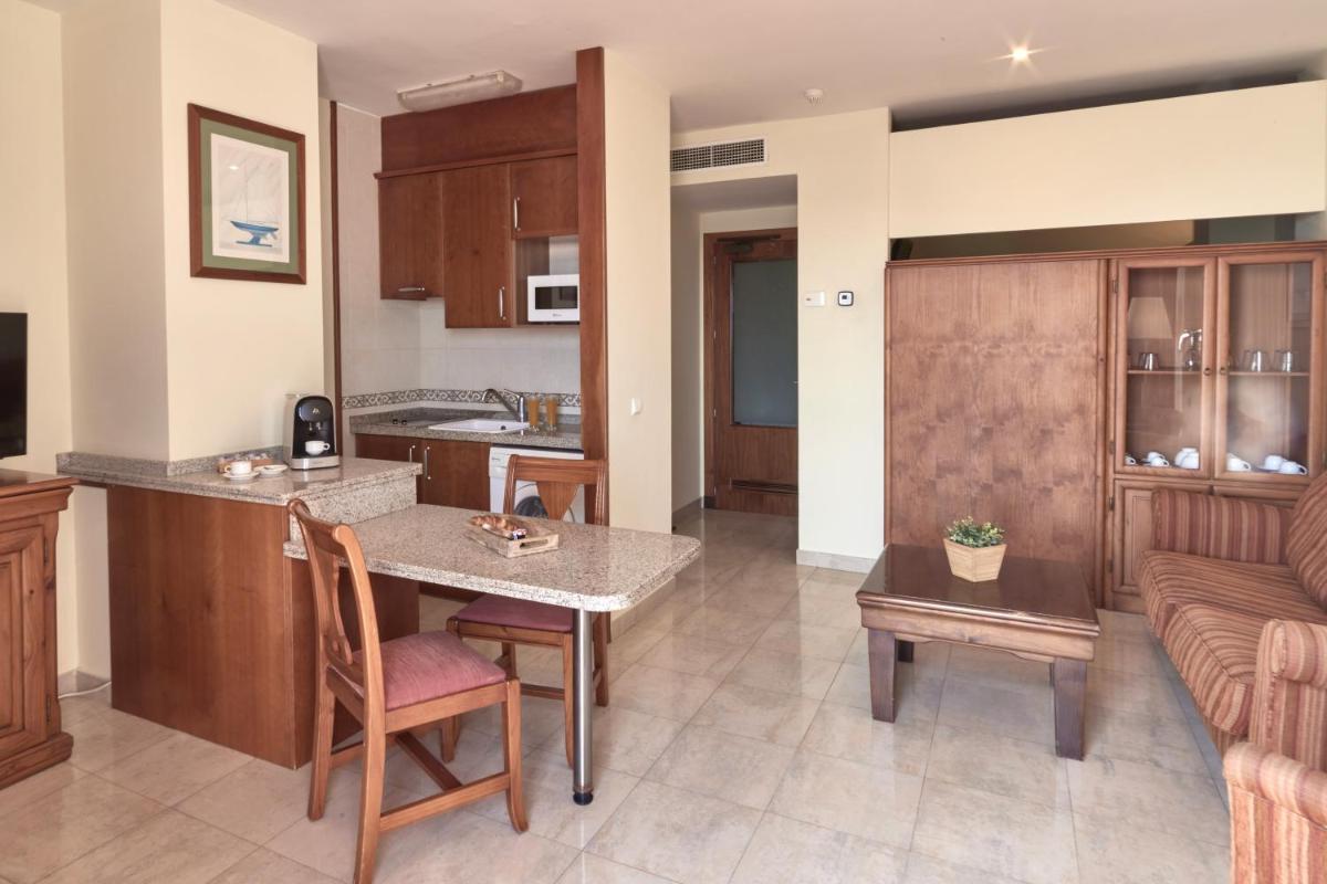 Una cocina o zona de cocina en Sunway Playa Golf & Spa Sitges