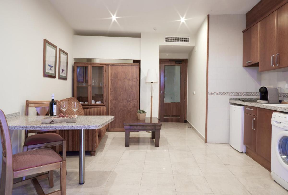 Una cocina o zona de cocina en Sunway Playa Golf & Spa Sitges