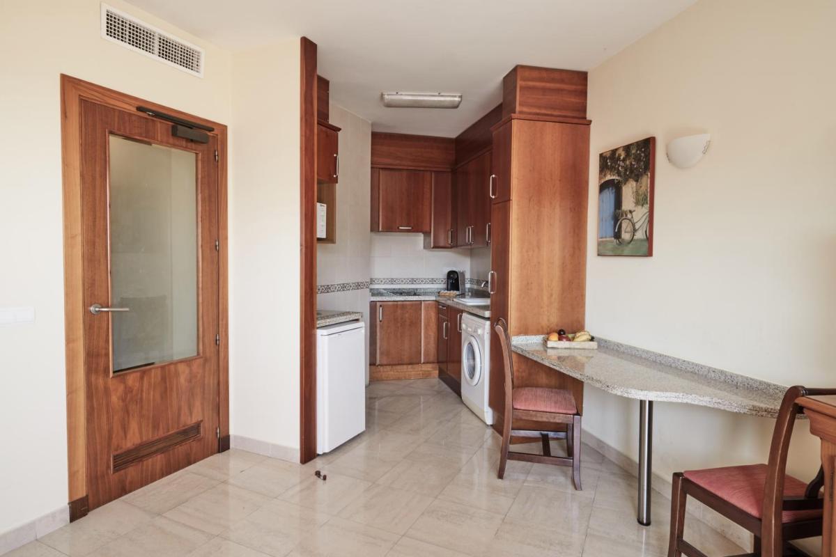 Una cocina o zona de cocina en Sunway Playa Golf & Spa Sitges