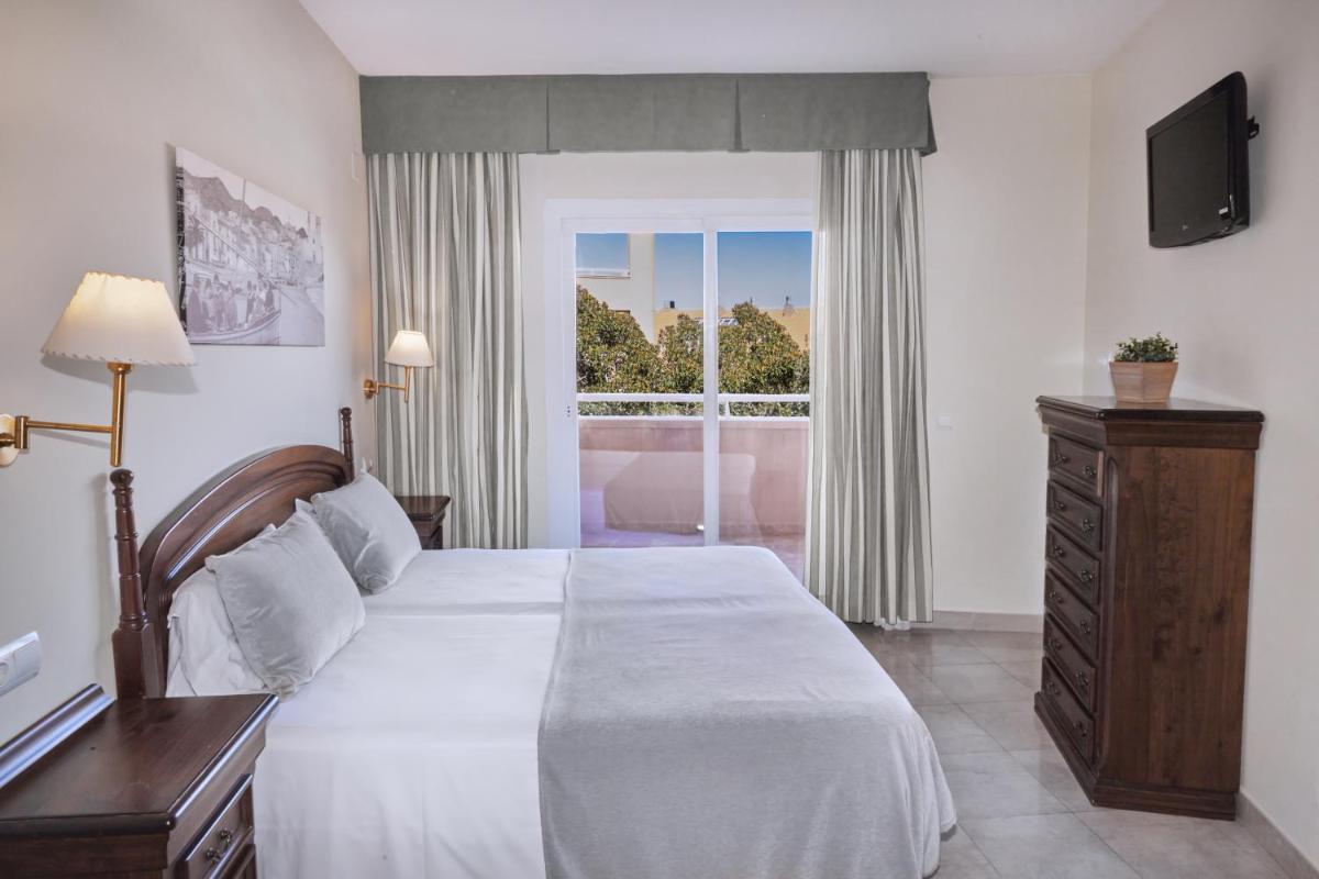 Cama o camas de una habitación en Sunway Playa Golf & Spa Sitges