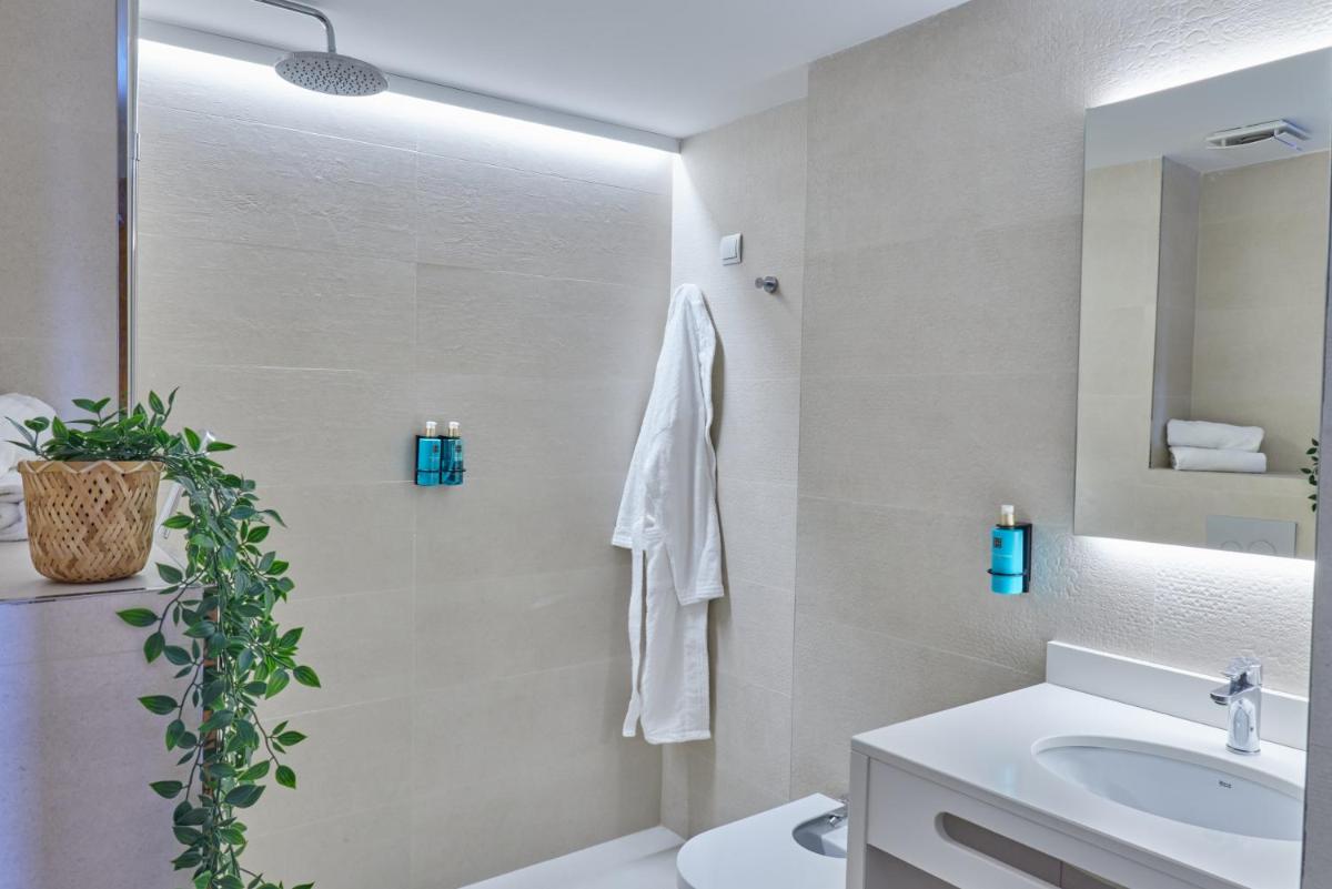 Un baño de Sunway Playa Golf & Spa Sitges