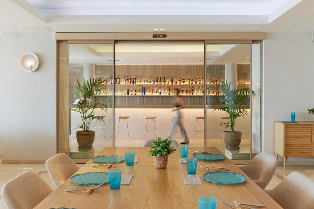Un restaurante o sitio para comer en Sunway Playa Golf & Spa Sitges