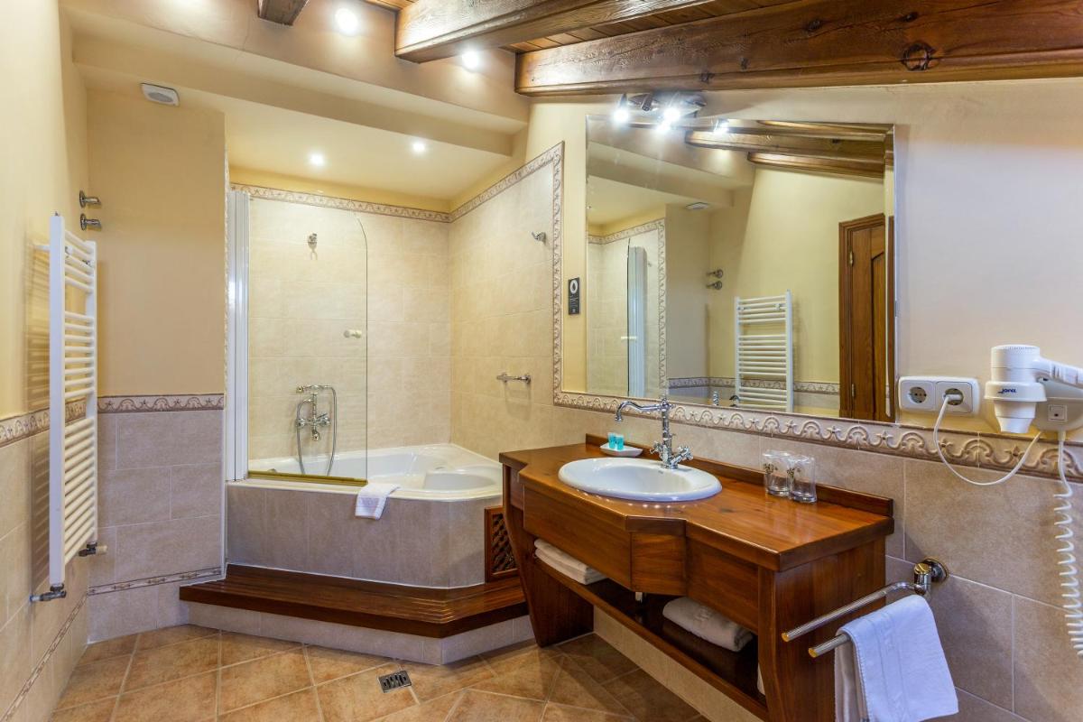 Hotel Puerta Sepúlveda - Housity