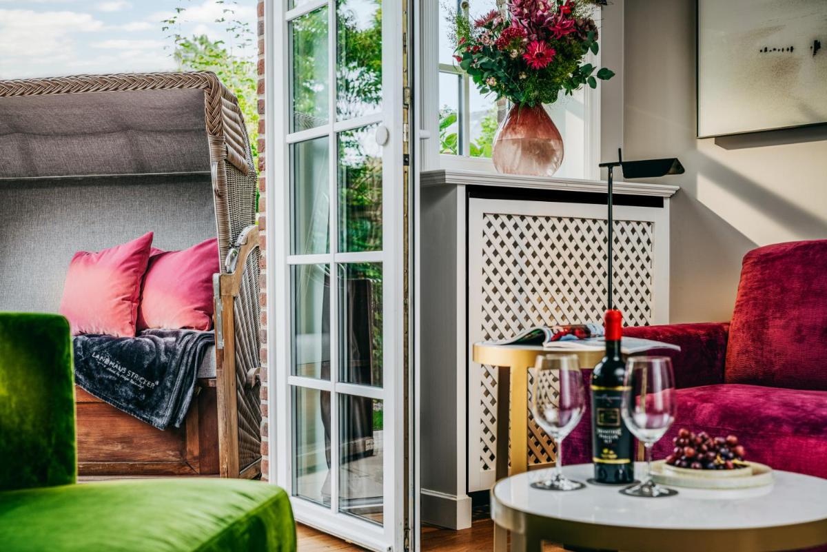 Ein Sitzbereich in der Unterkunft Relais & Châteaux Landhaus Stricker
