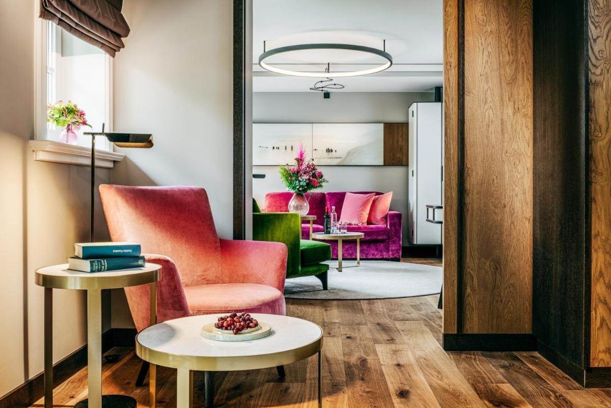 Ein Sitzbereich in der Unterkunft Relais & Châteaux Landhaus Stricker