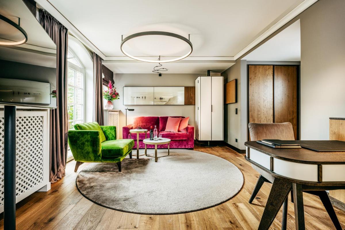 Ein Sitzbereich in der Unterkunft Relais & Châteaux Landhaus Stricker