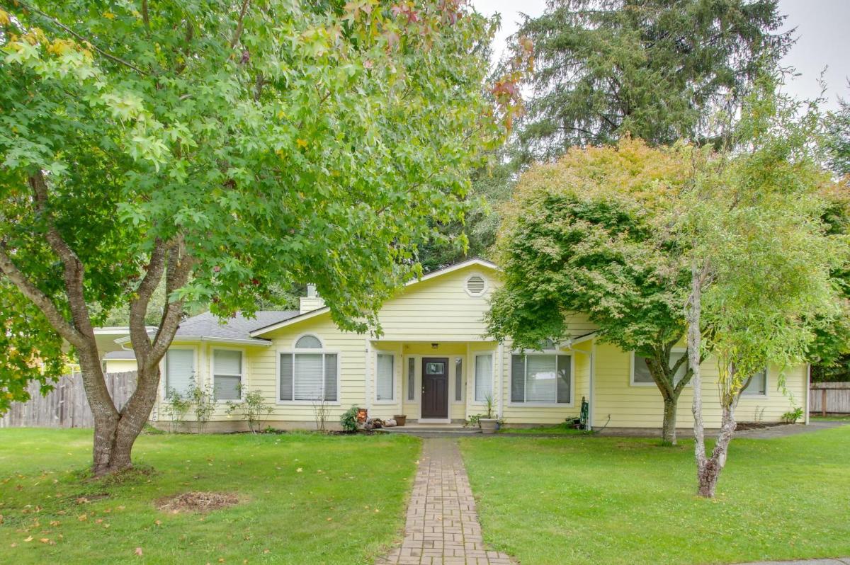 Coastal Retreat Near Redwoods and 2 Miles to Beach! - Housity
