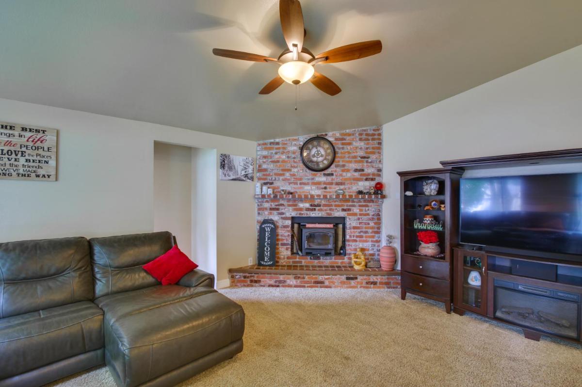 Coastal Retreat Near Redwoods and 2 Miles to Beach! - Housity
