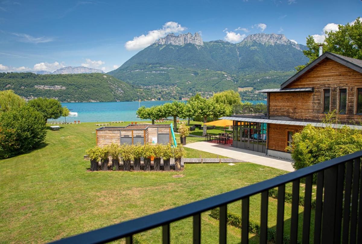 Cette maison offre une vue sur le lac et les montagnes. dans l'établissement Le Petit Létraz, à Duingt