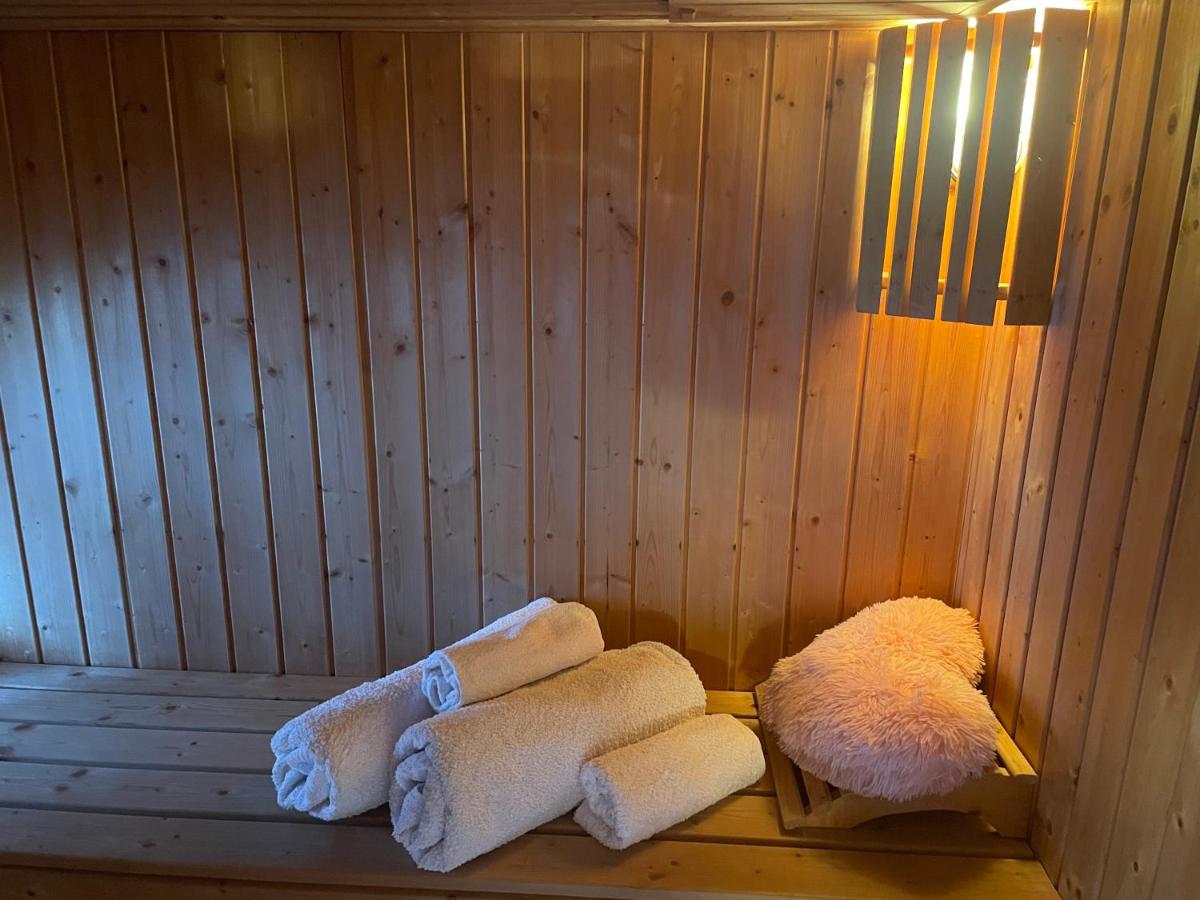 Chalet Free Sauna & Spa SuperKing bed - Housity