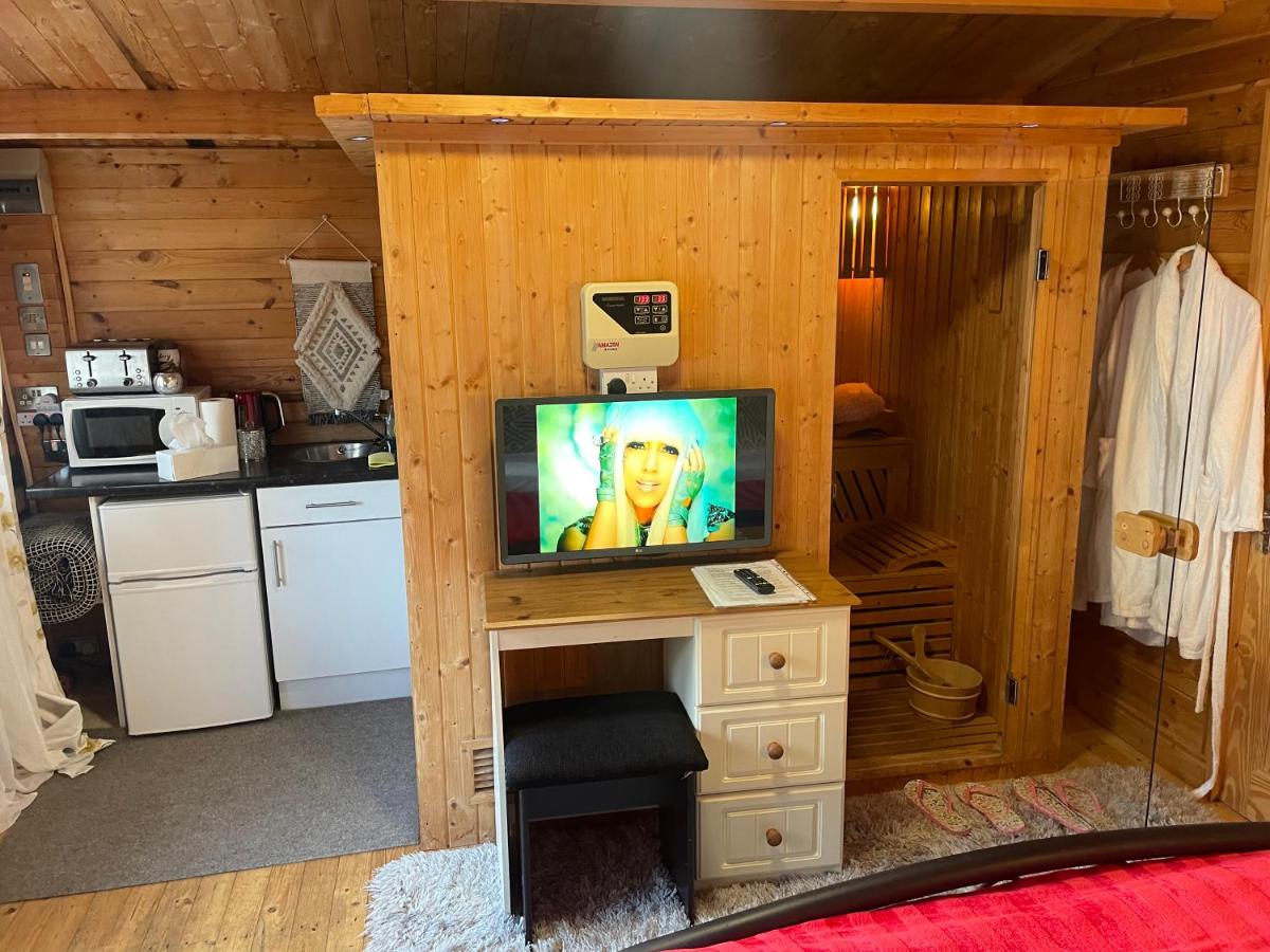 Chalet Free Sauna & Spa SuperKing bed - Housity