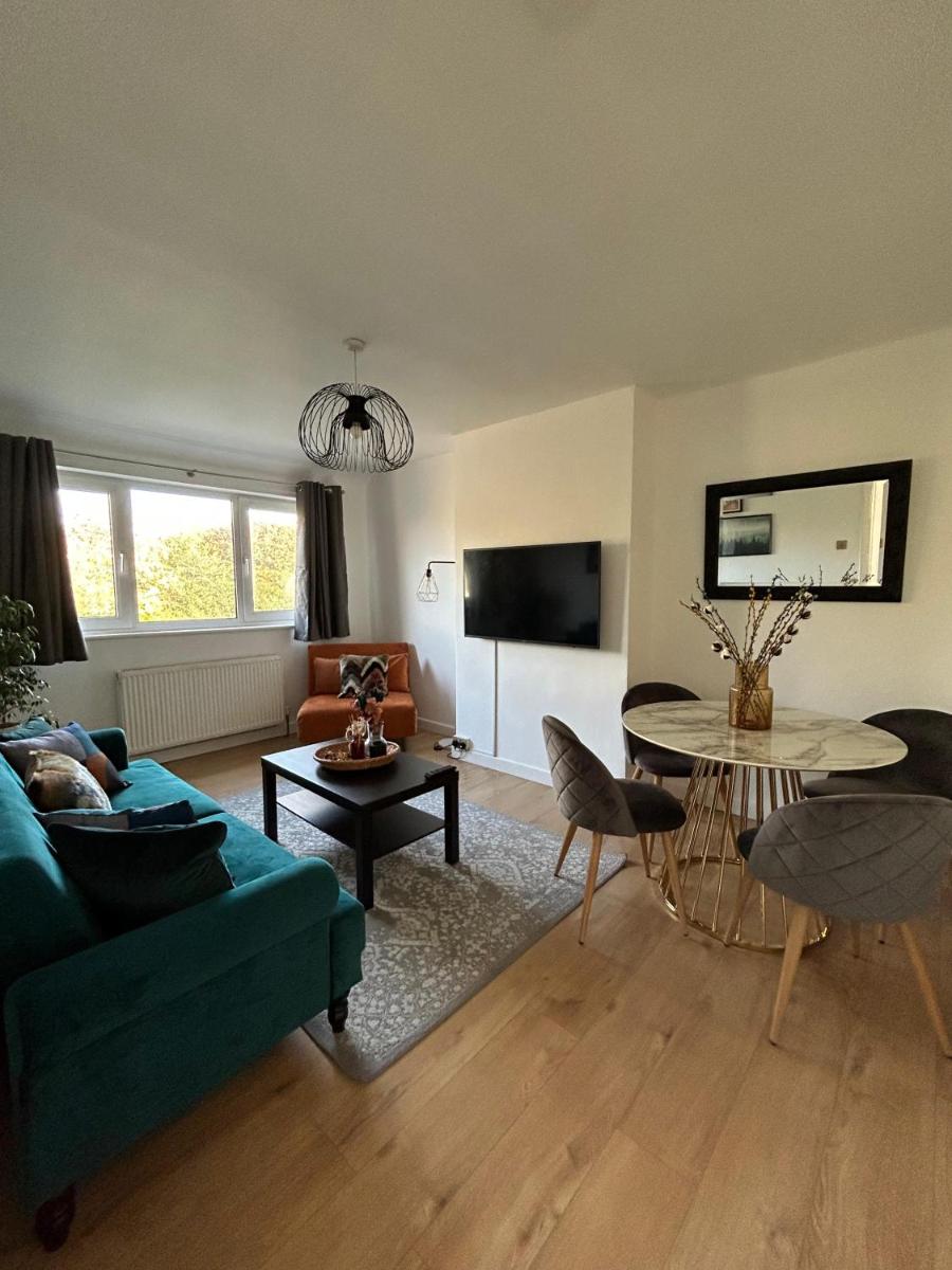 Modern Apartment - Accommodates 6 - Private Parking - 15min to London Bridge, London Eye and Charing Cross - Housity