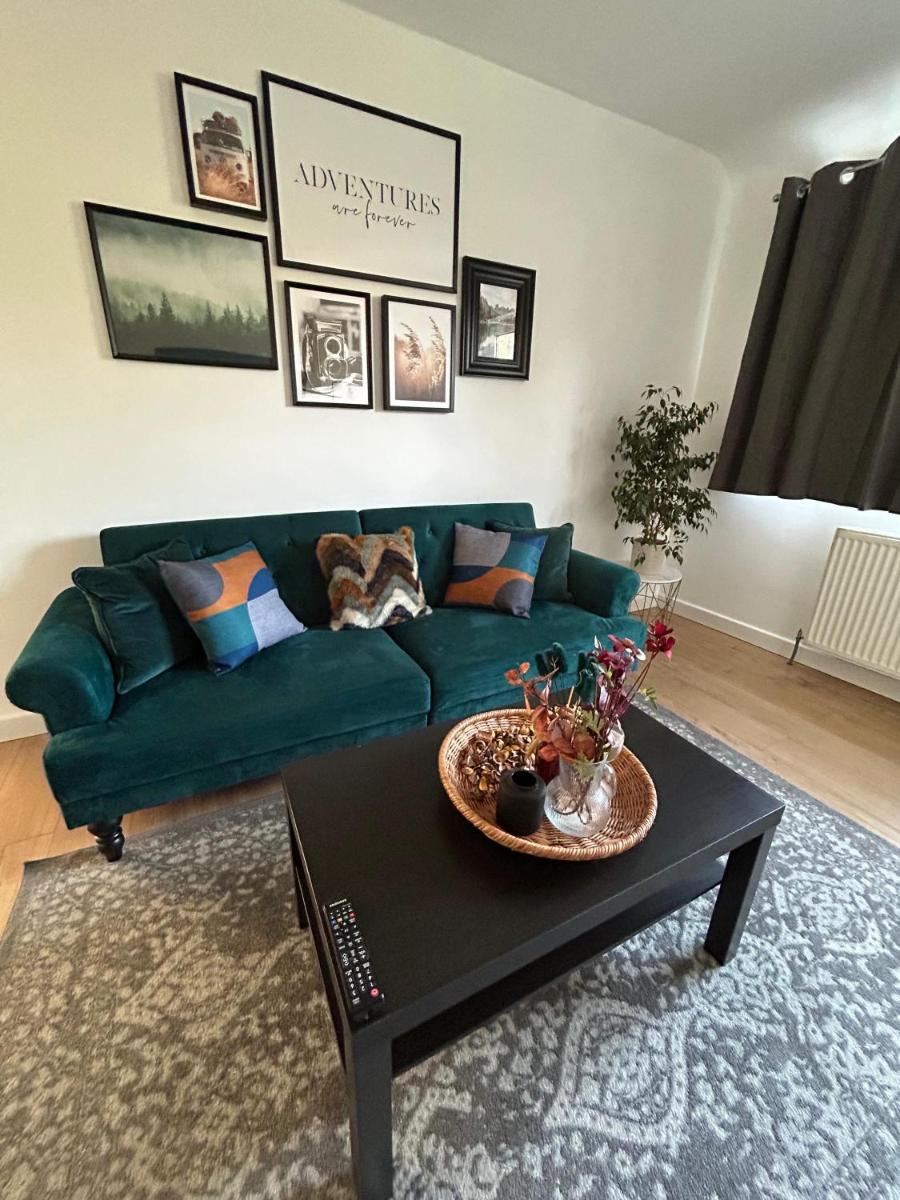 Modern Apartment - Accommodates 6 - Private Parking - 15min to London Bridge, London Eye and Charing Cross - Housity